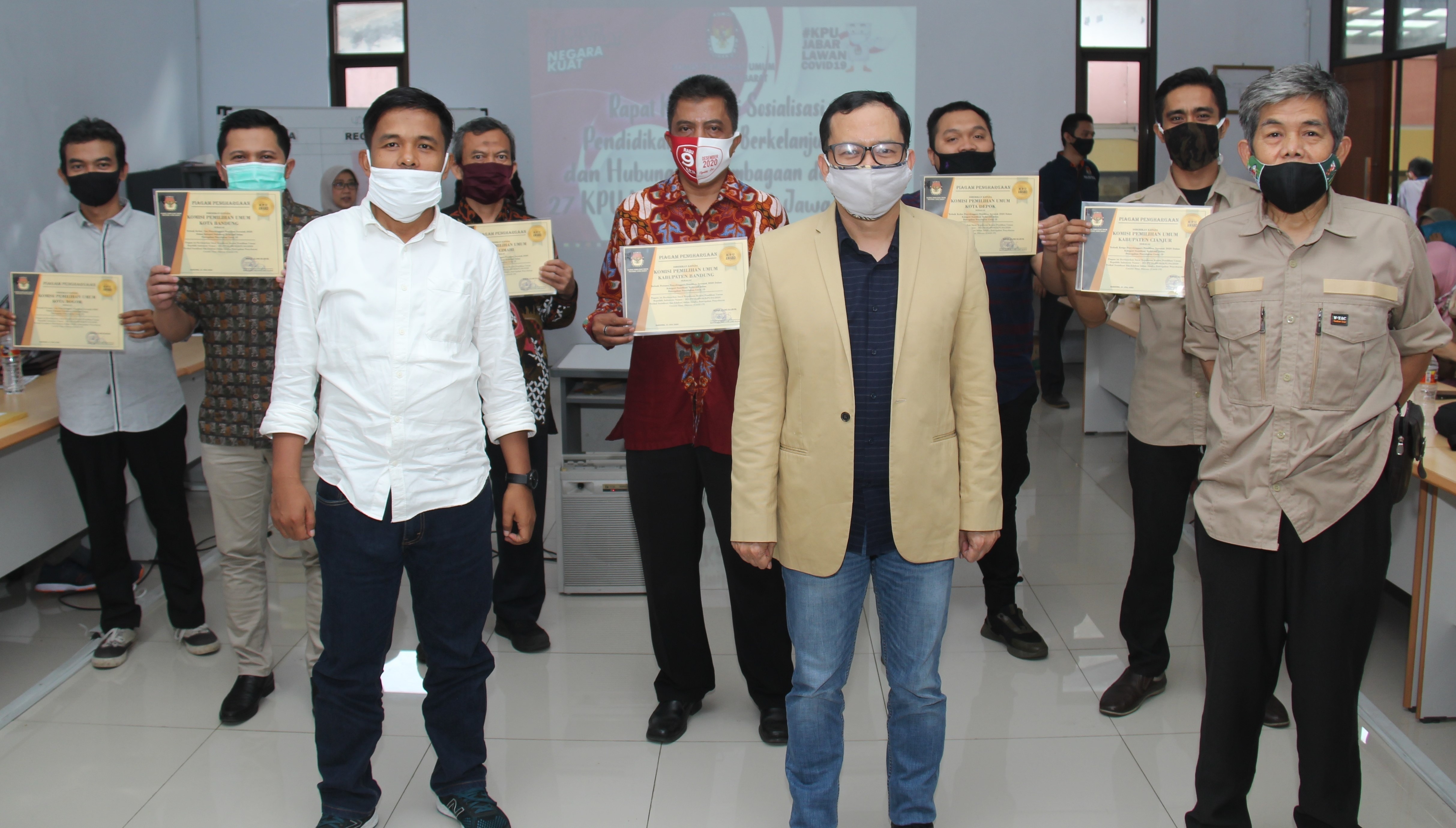Pemberian Penghargaan Kepada KPU Kabupaten/Kota di Jawa Barat Terkait Pengelolaan Media Sosial